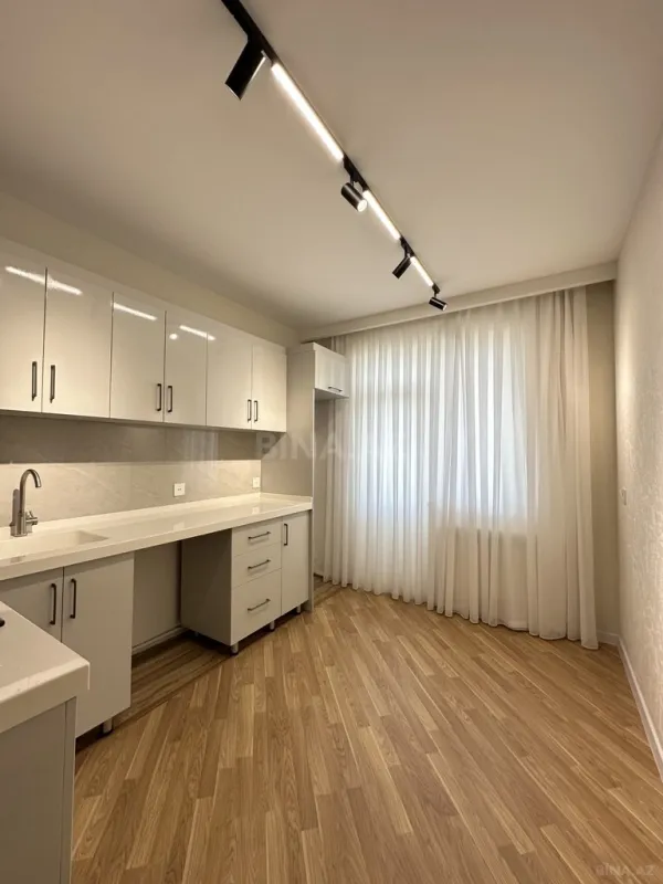 Satılır 4 otaqlı mənzil 140 m²