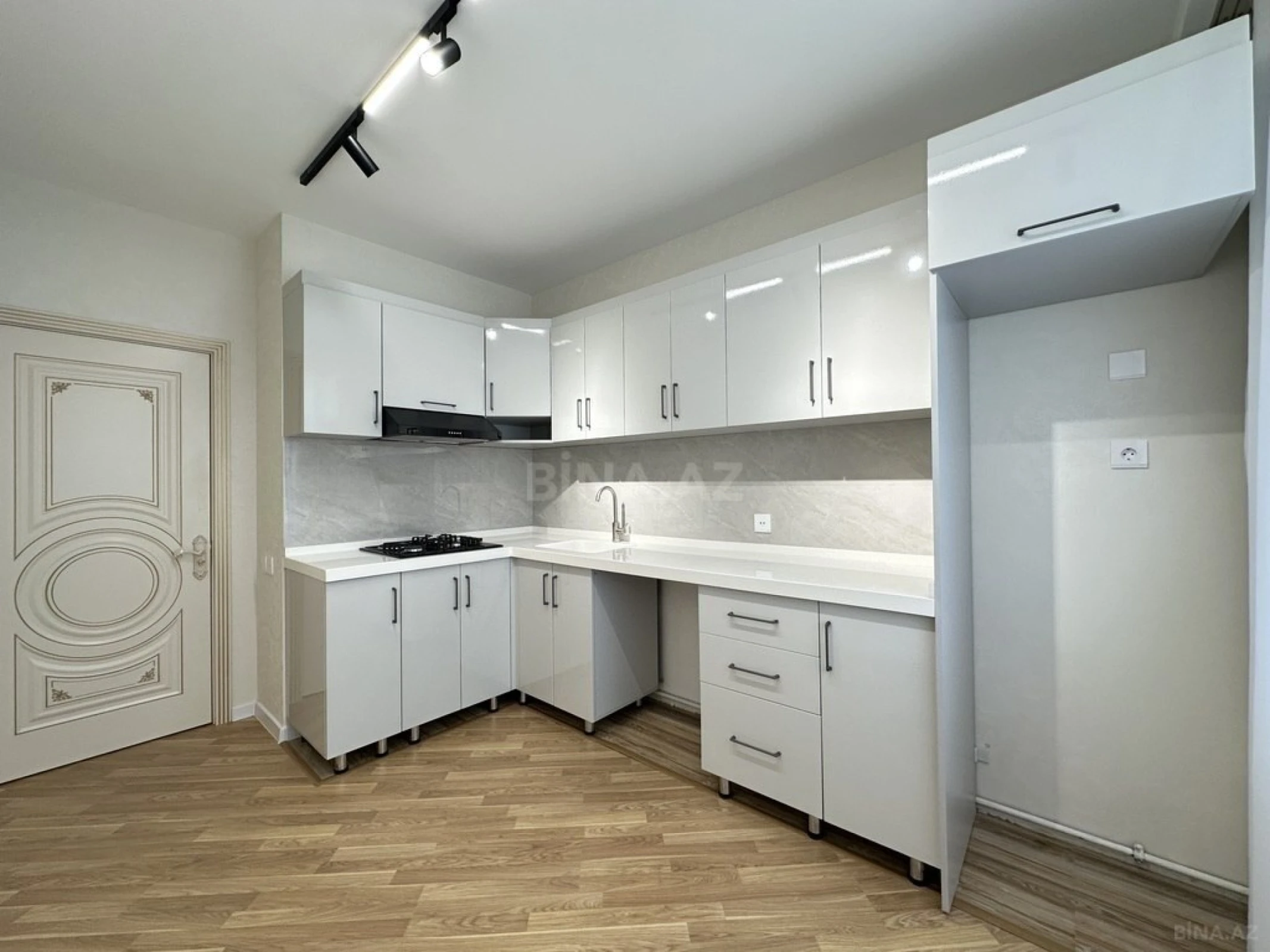 Satılır 4 otaqlı mənzil 140 m²