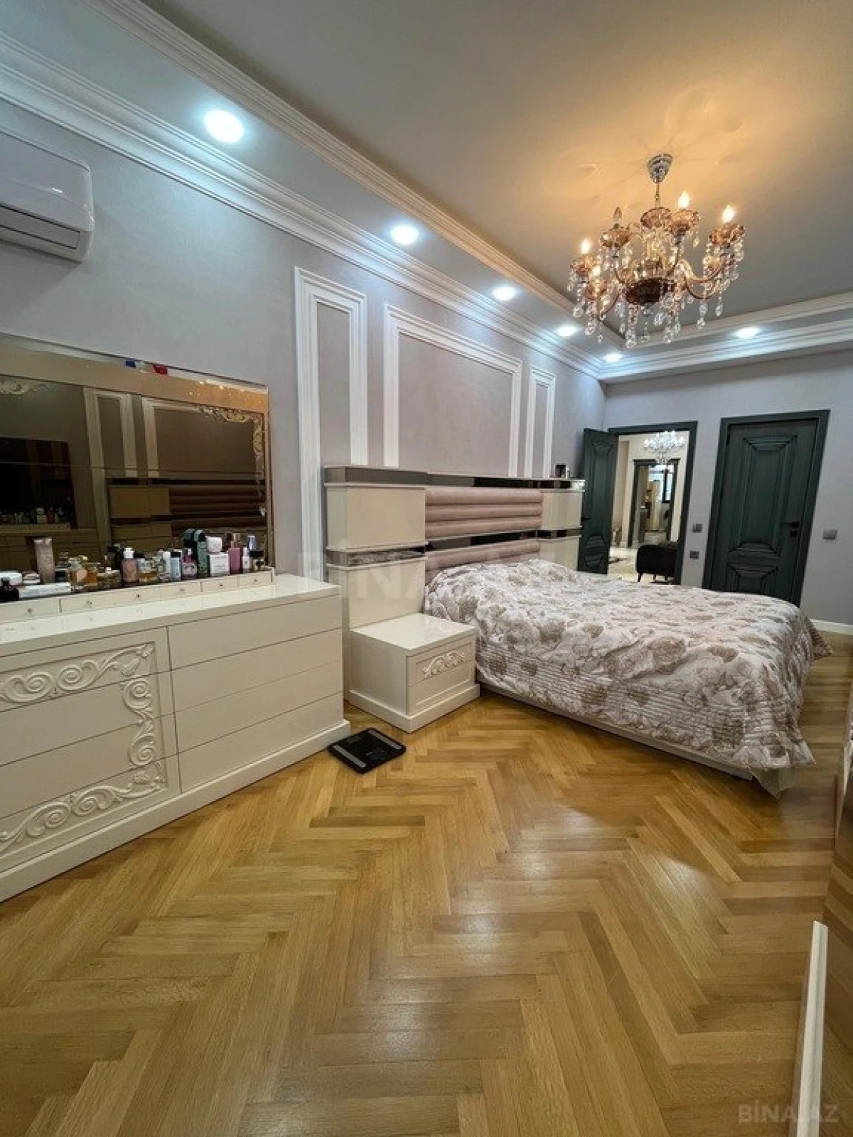 Satılır 3 otaqlı mənzil 147 m²