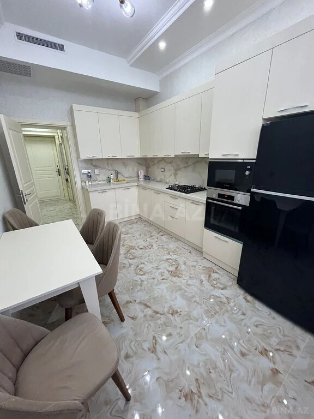Kirayə verilir 2 otaqlı mənzil 95 m²