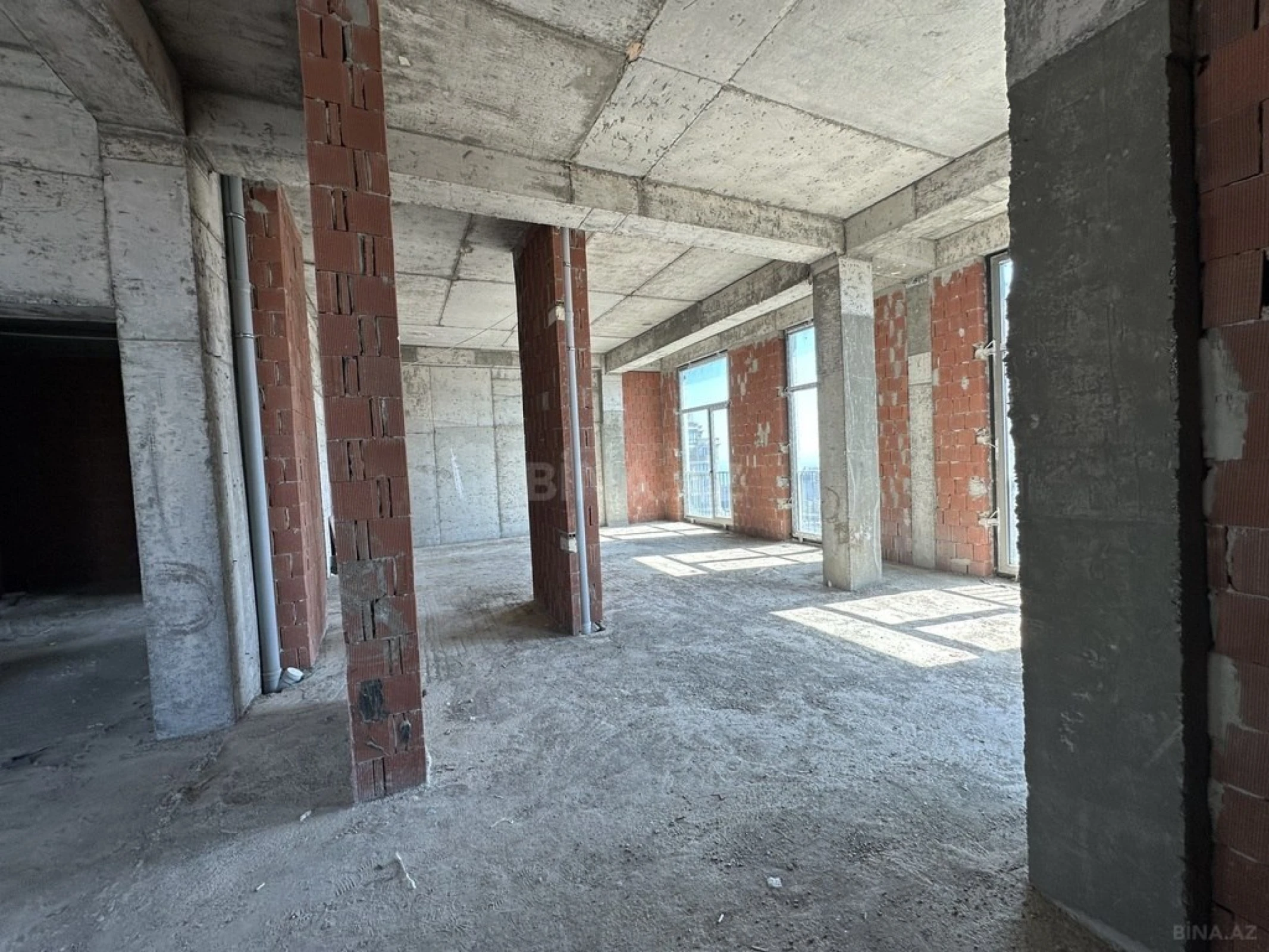 Satılır 4 otaqlı mənzil 280 m²