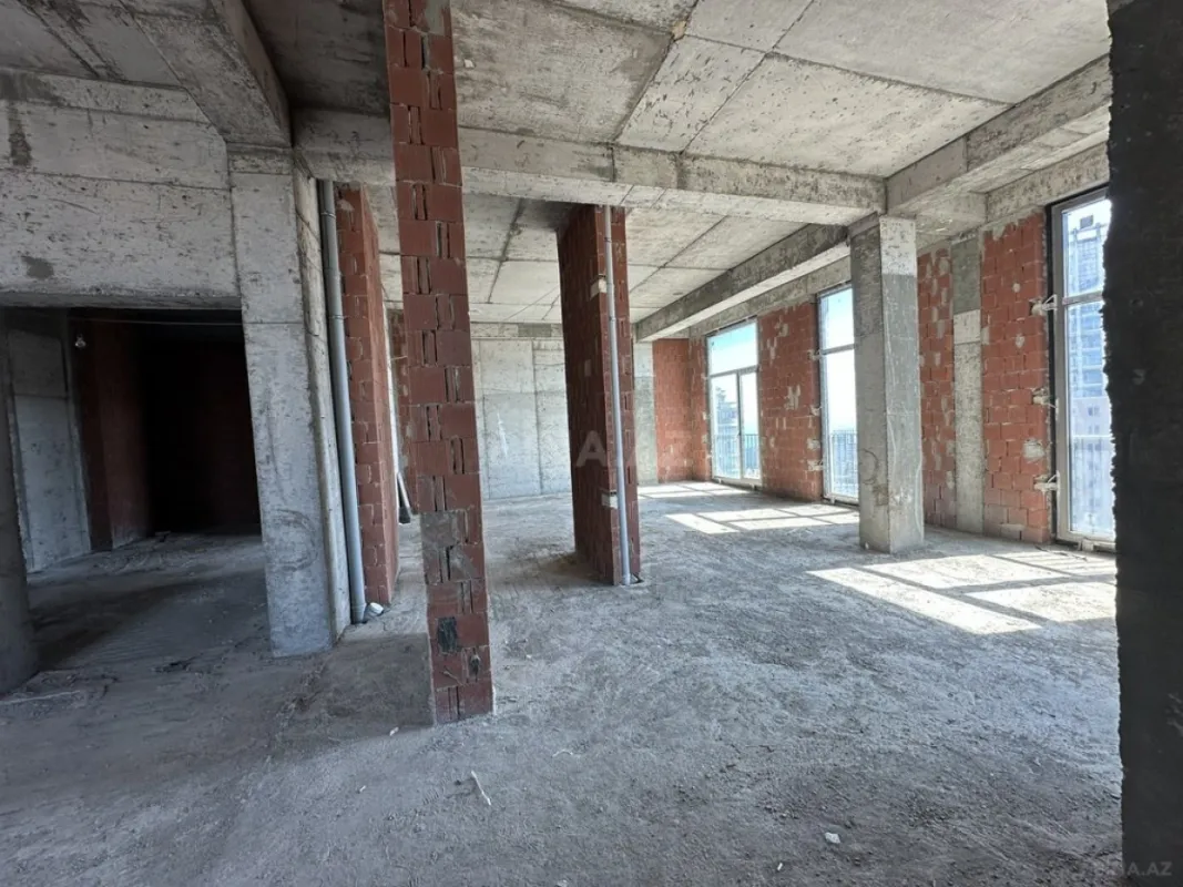 Satılır 4 otaqlı mənzil 280 m²