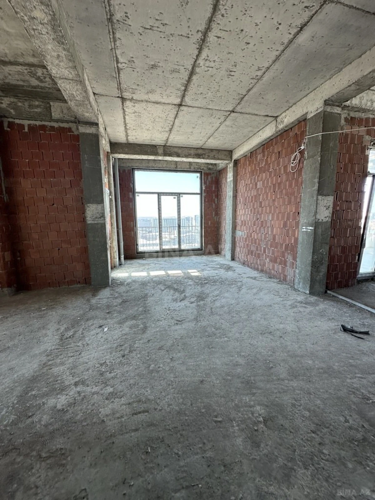 Satılır 4 otaqlı mənzil 280 m²