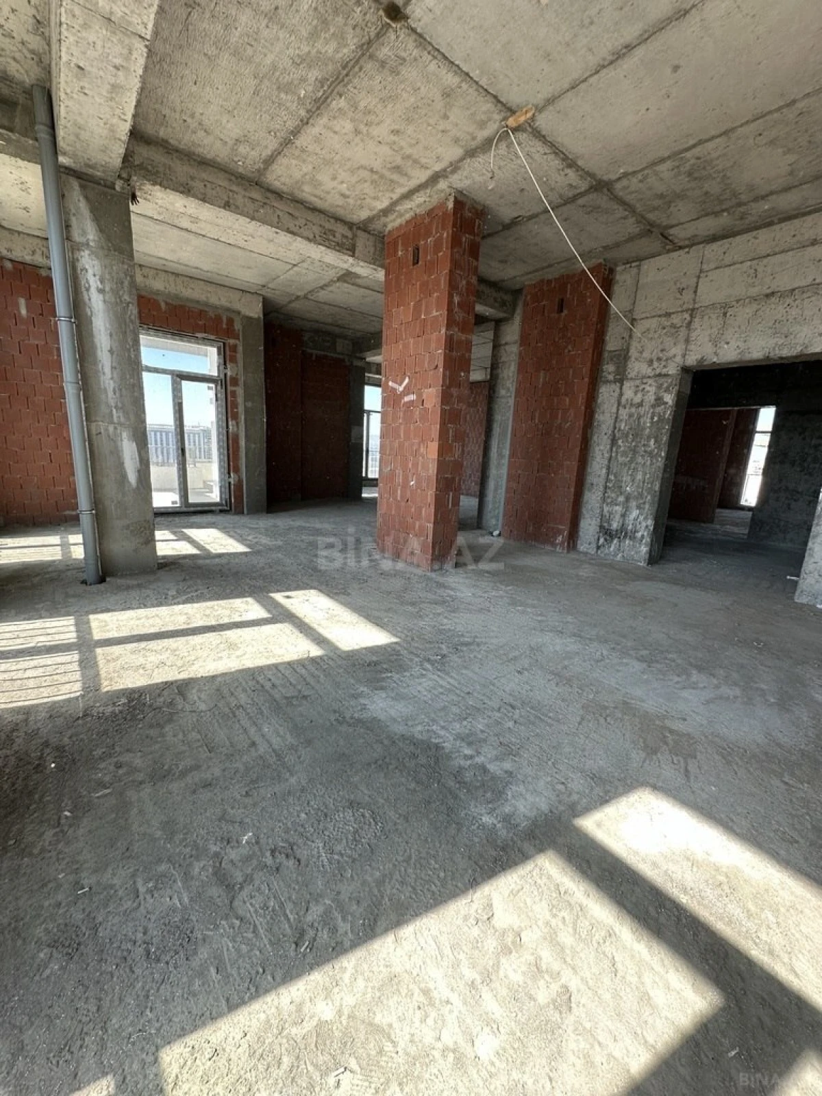 Satılır 4 otaqlı mənzil 280 m²