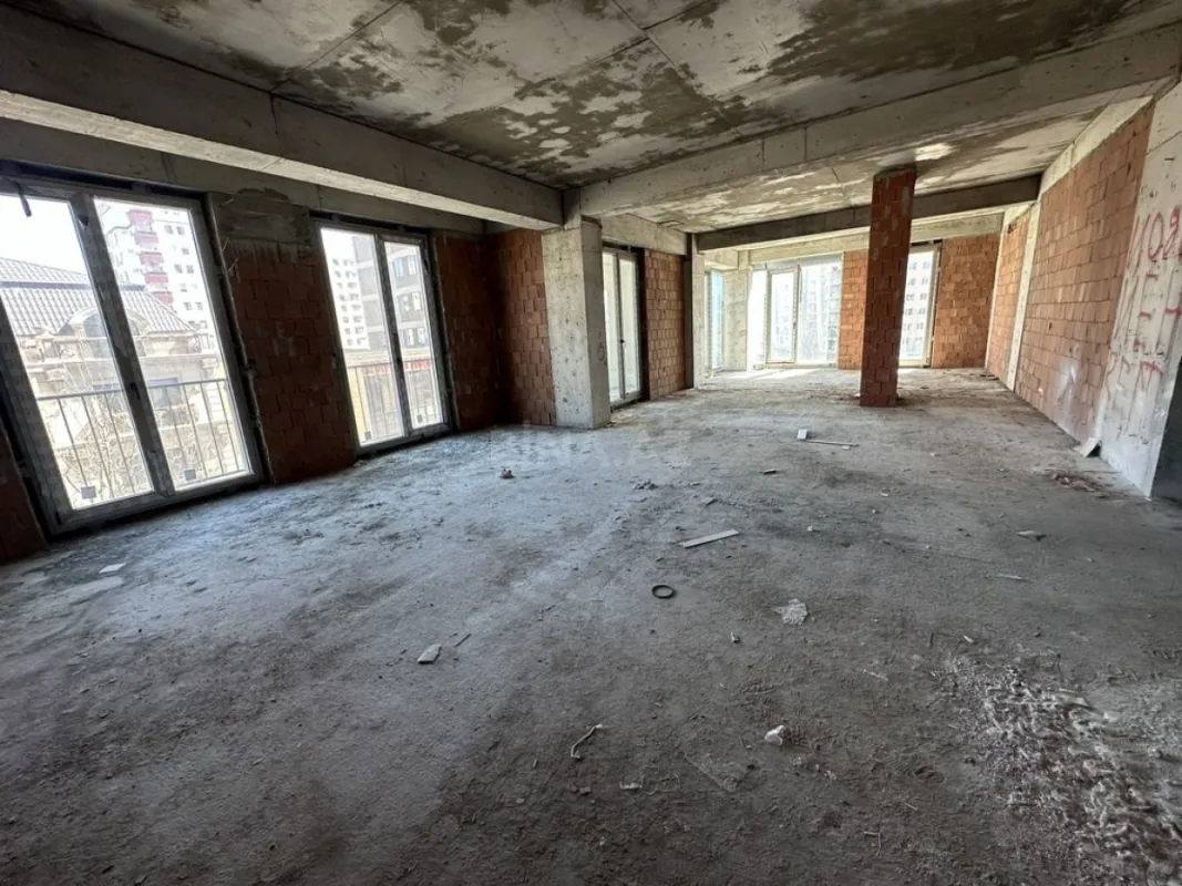 Satılır 4 otaqlı mənzil 280 m²