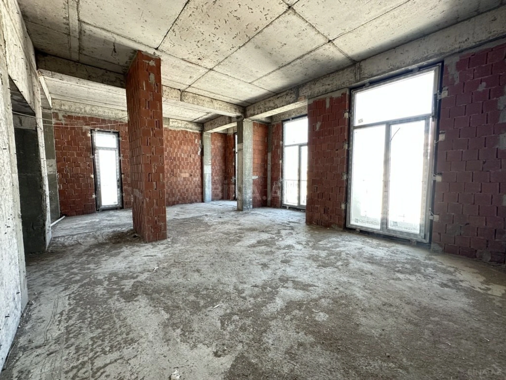 Satılır 4 otaqlı mənzil 280 m²