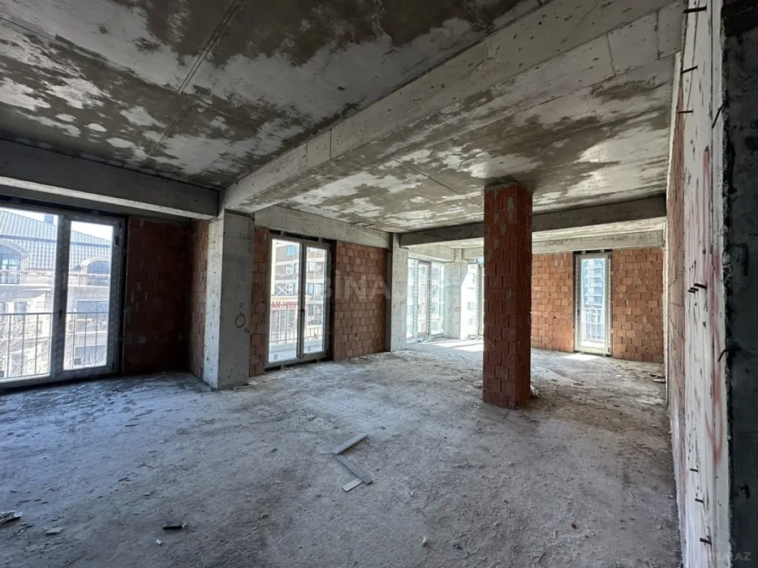 Satılır 4 otaqlı mənzil 280 m²