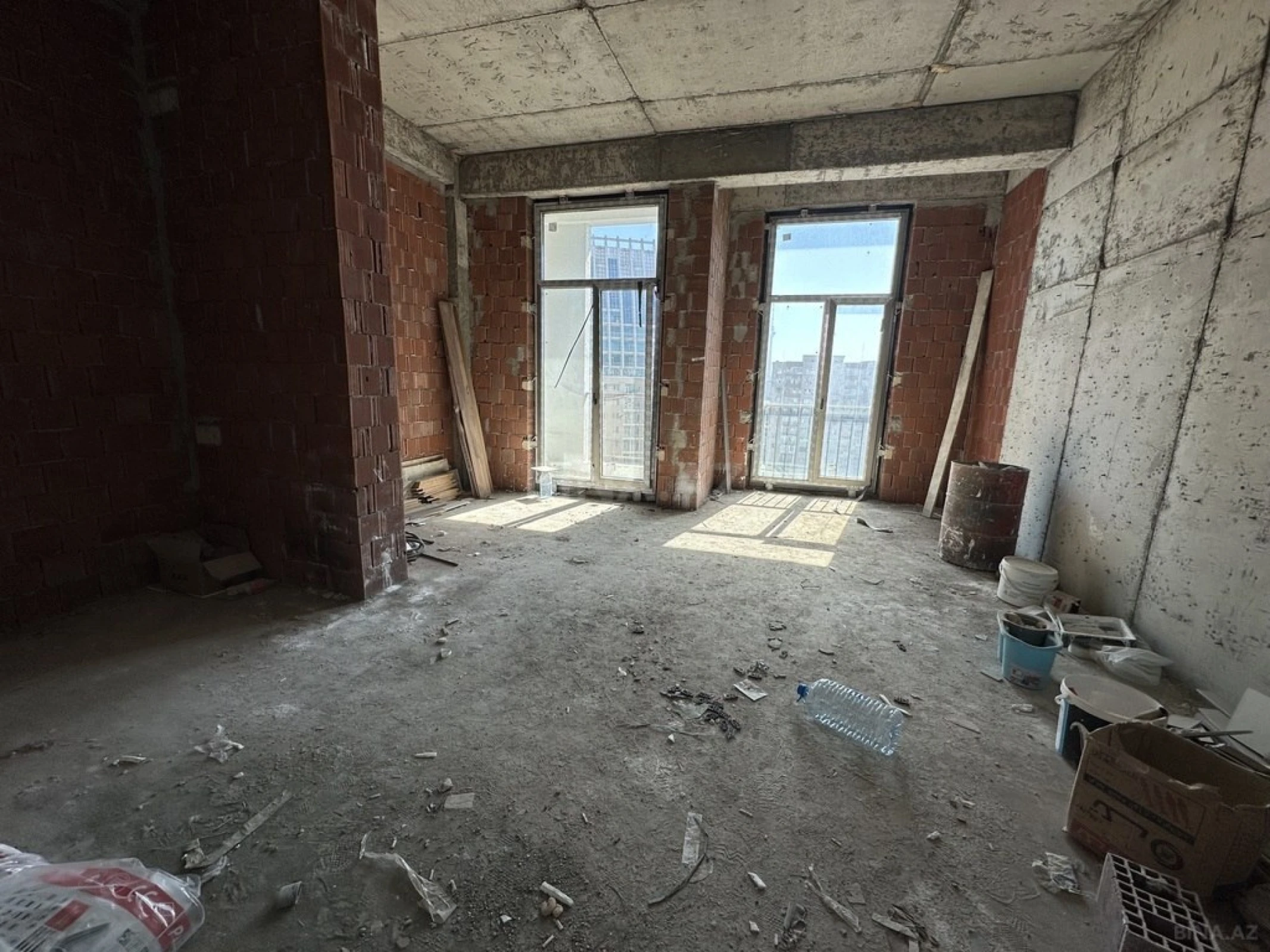 Satılır 4 otaqlı mənzil 280 m²