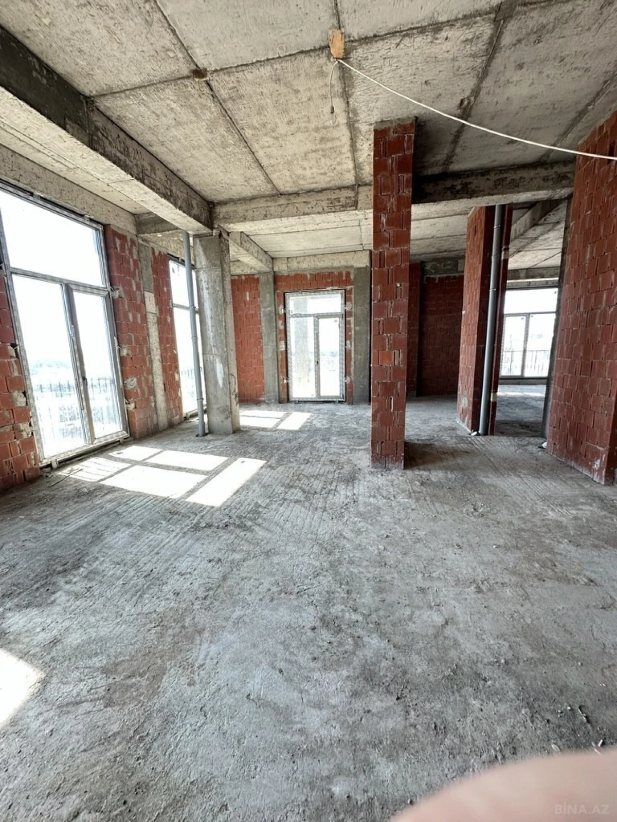 Satılır 4 otaqlı mənzil 280 m²