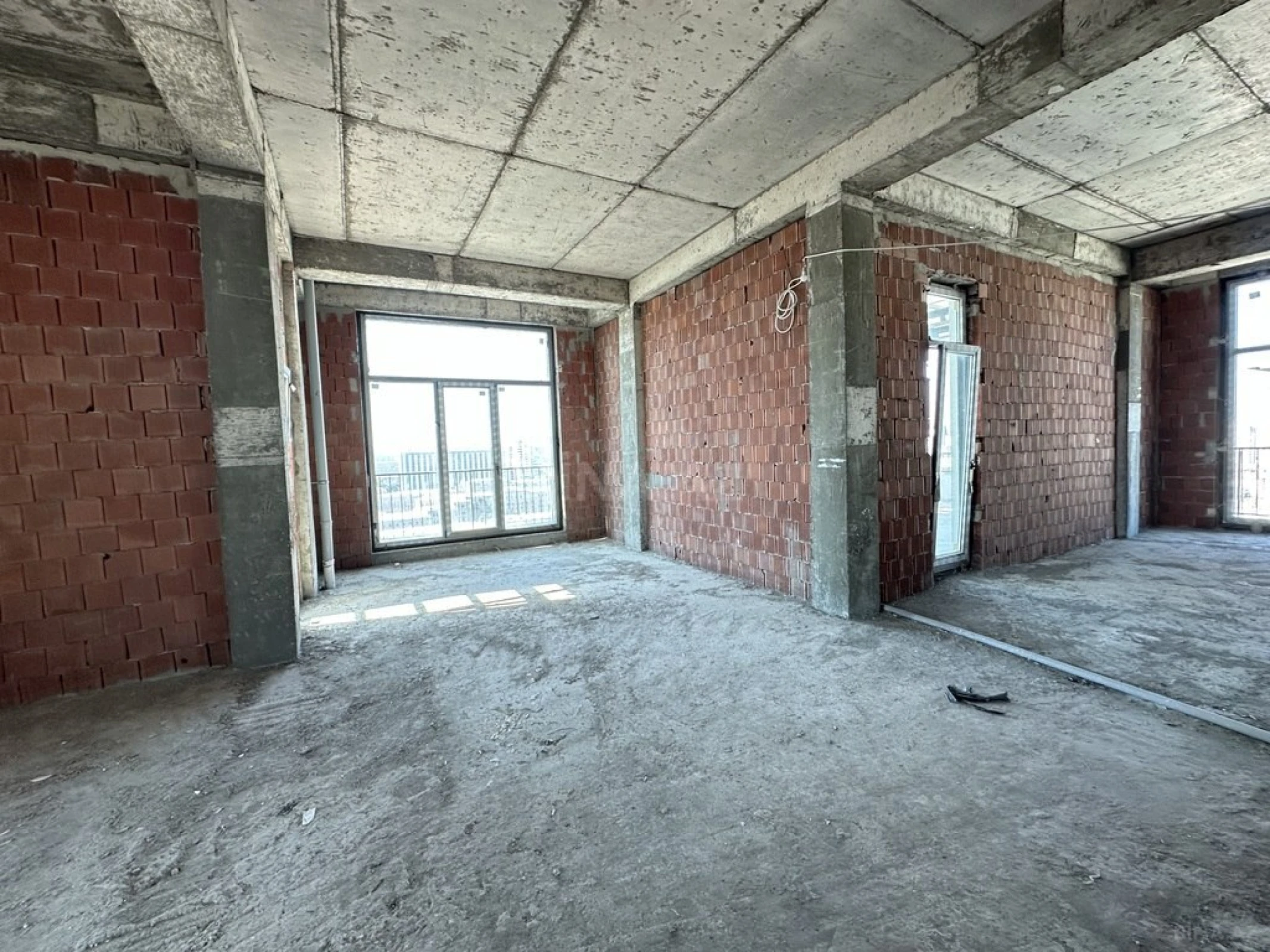 Satılır 4 otaqlı mənzil 280 m²