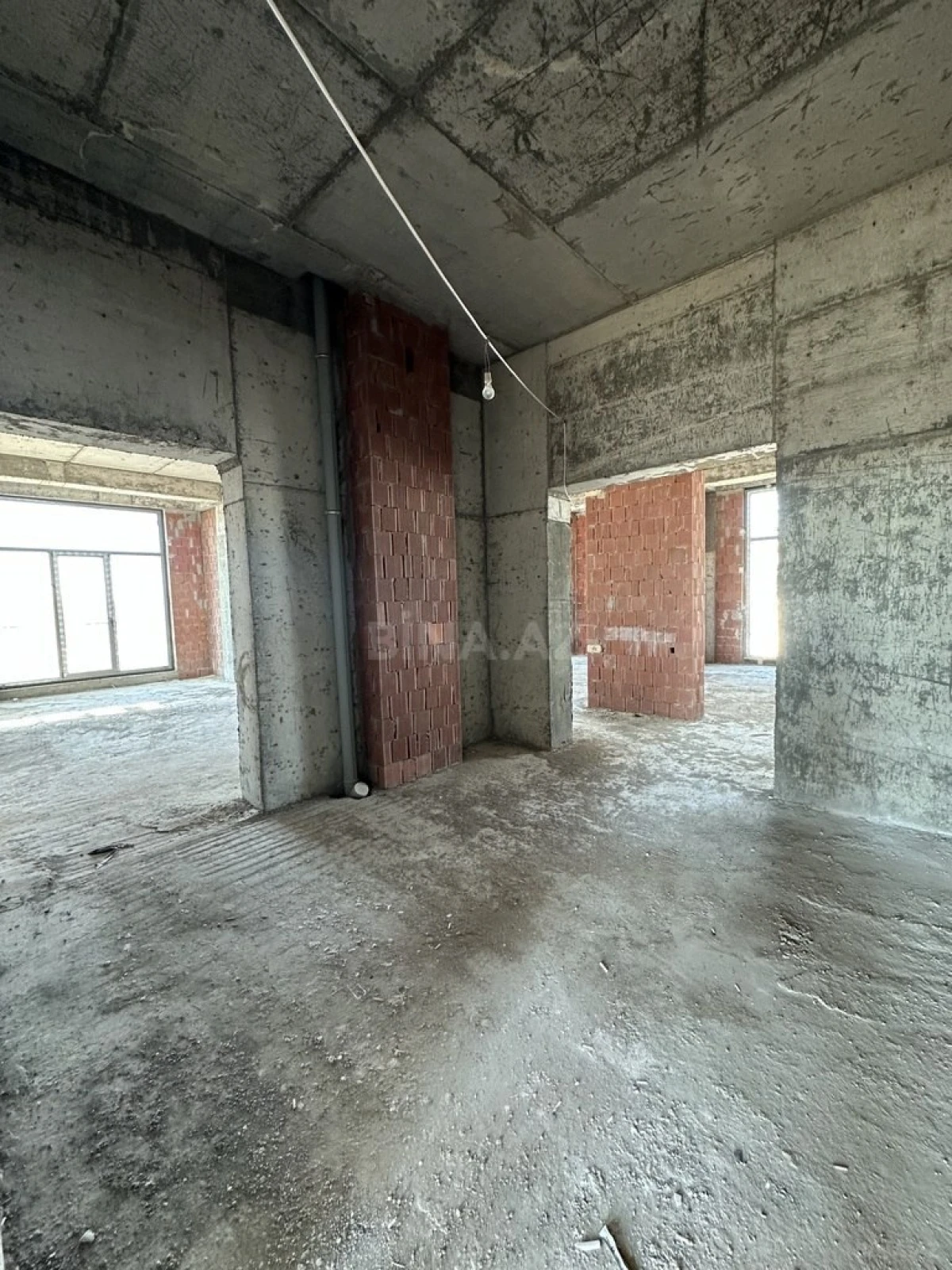 Satılır 4 otaqlı mənzil 280 m²