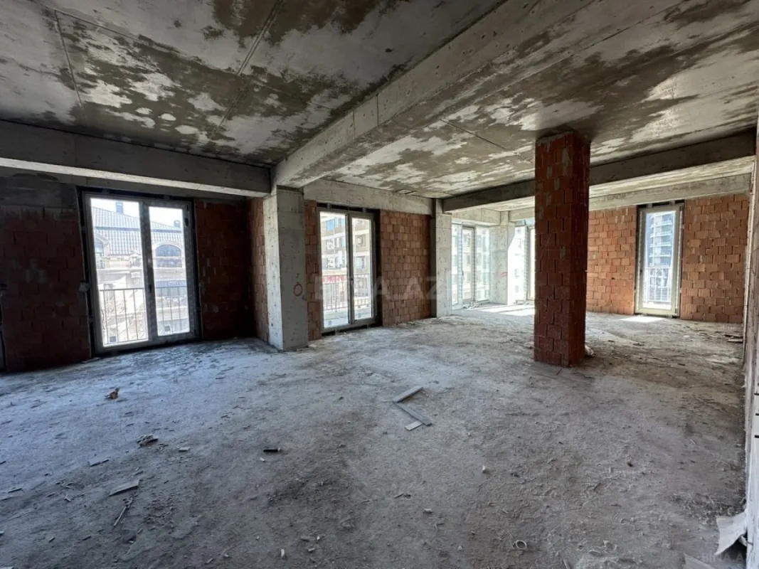 Satılır 4 otaqlı mənzil 280 m²