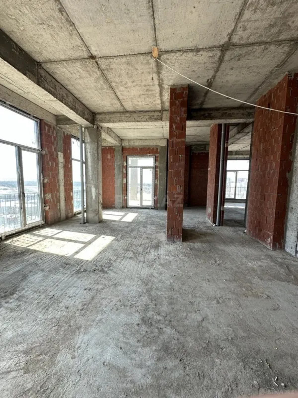 Satılır 4 otaqlı mənzil 280 m²