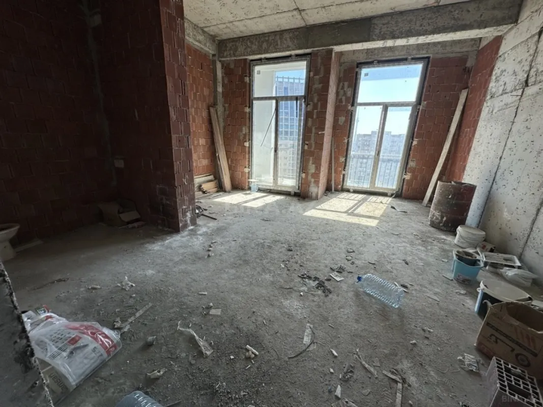 Satılır 4 otaqlı mənzil 280 m²