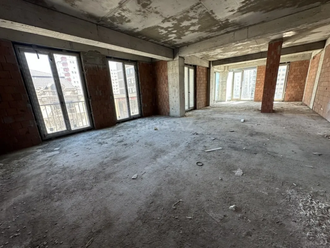 Satılır 4 otaqlı mənzil 280 m²