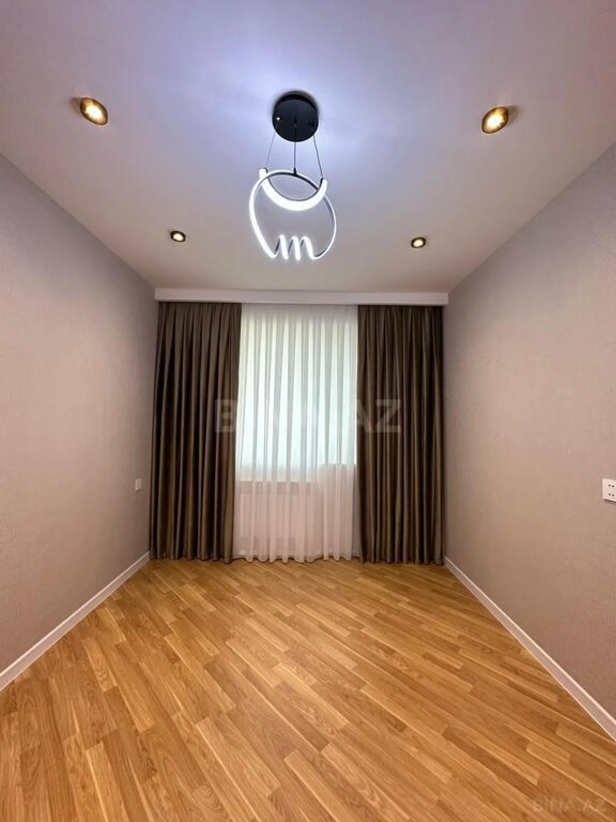 Satılır 4 otaqlı mənzil 140 m²