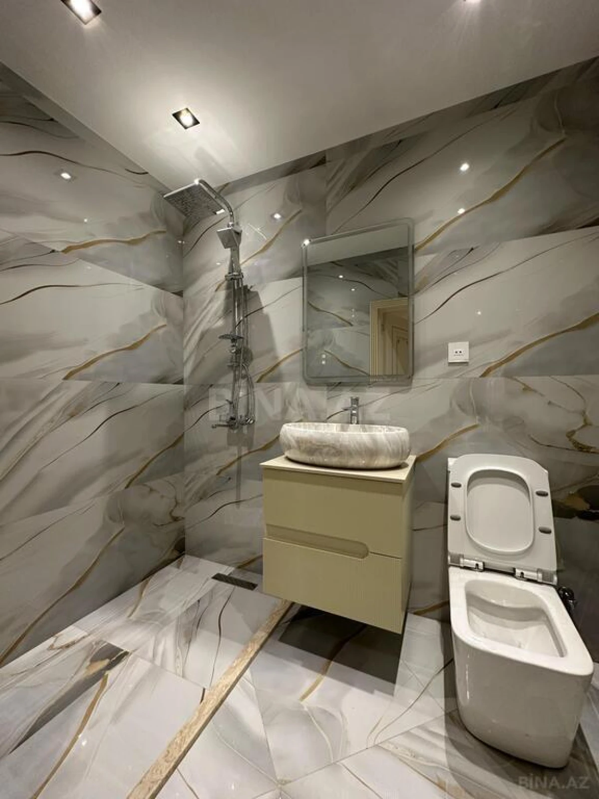 Satılır 4 otaqlı mənzil 140 m²