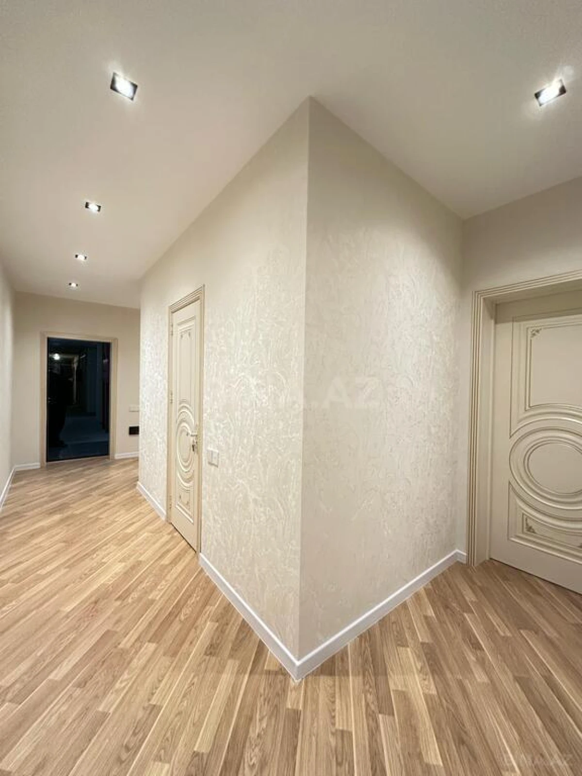 Satılır 4 otaqlı mənzil 140 m²