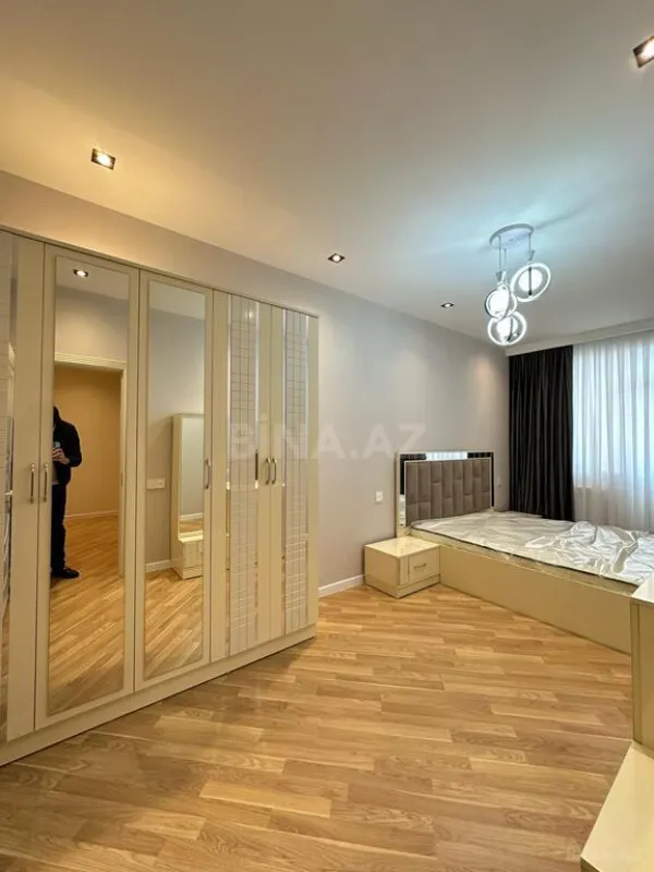 Satılır 4 otaqlı mənzil 140 m²