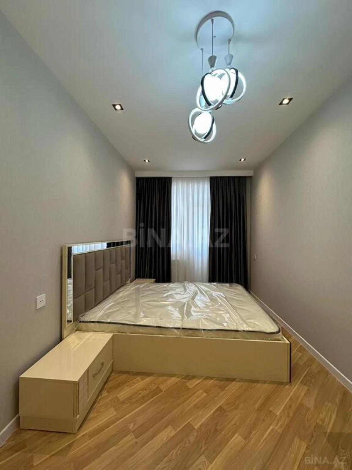 Satılır 4 otaqlı mənzil 140 m²