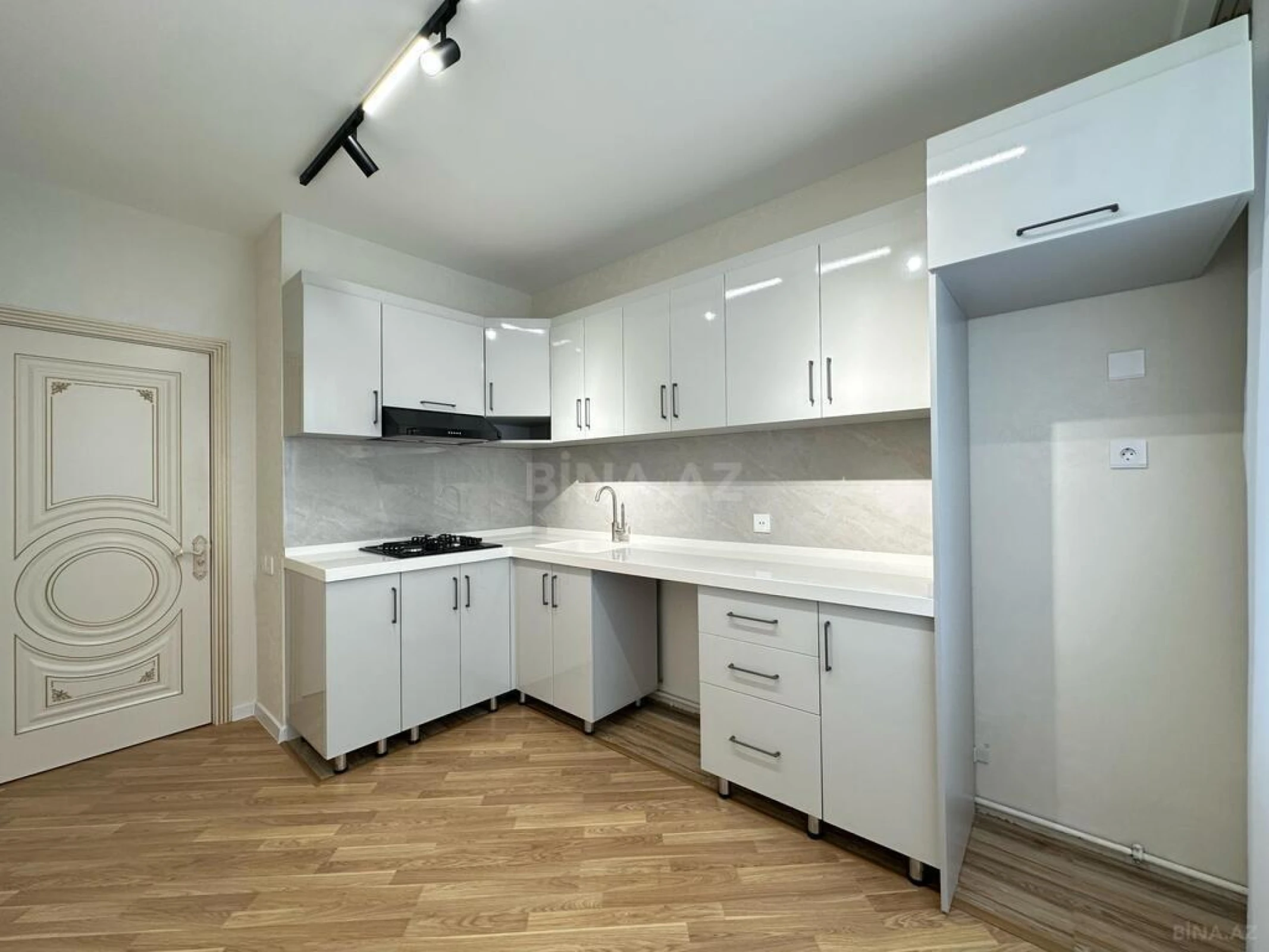 Satılır 4 otaqlı mənzil 140 m²