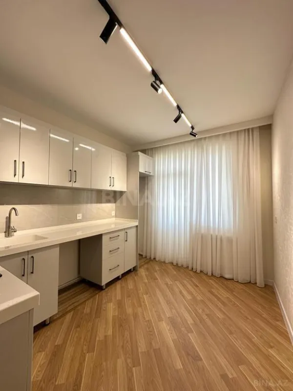 Satılır 4 otaqlı mənzil 140 m²