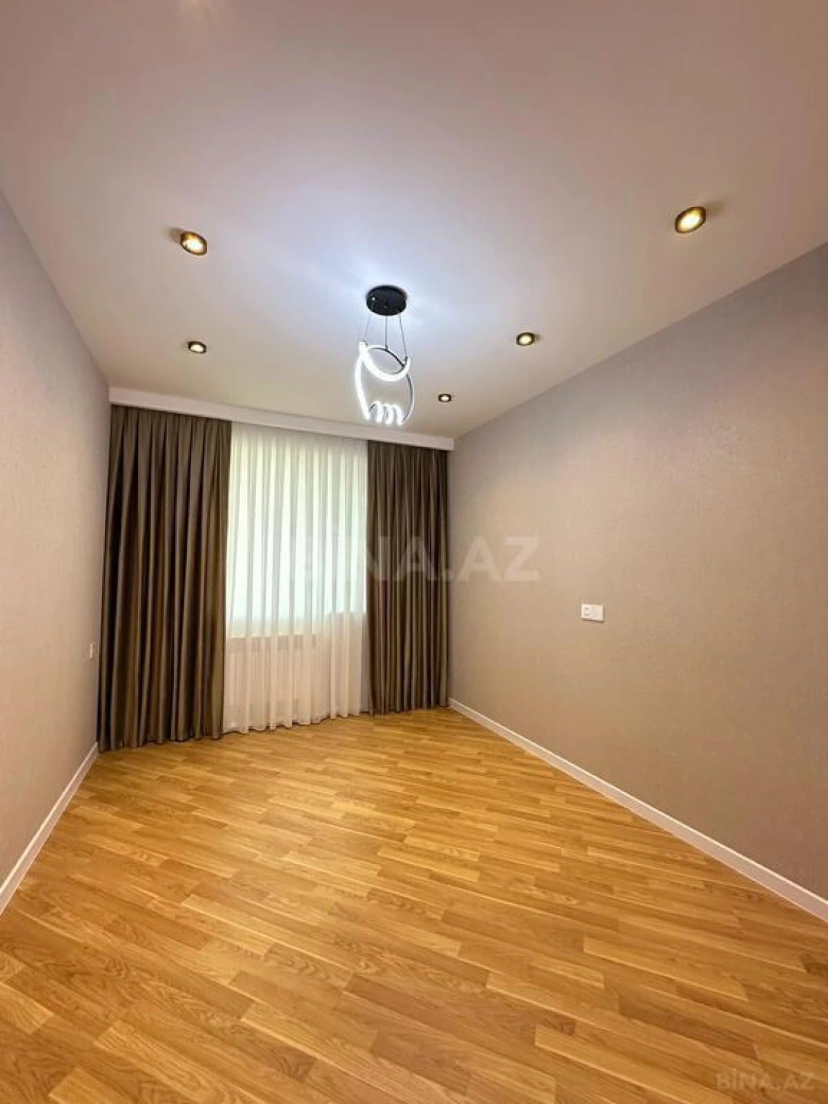 Satılır 4 otaqlı mənzil 140 m²