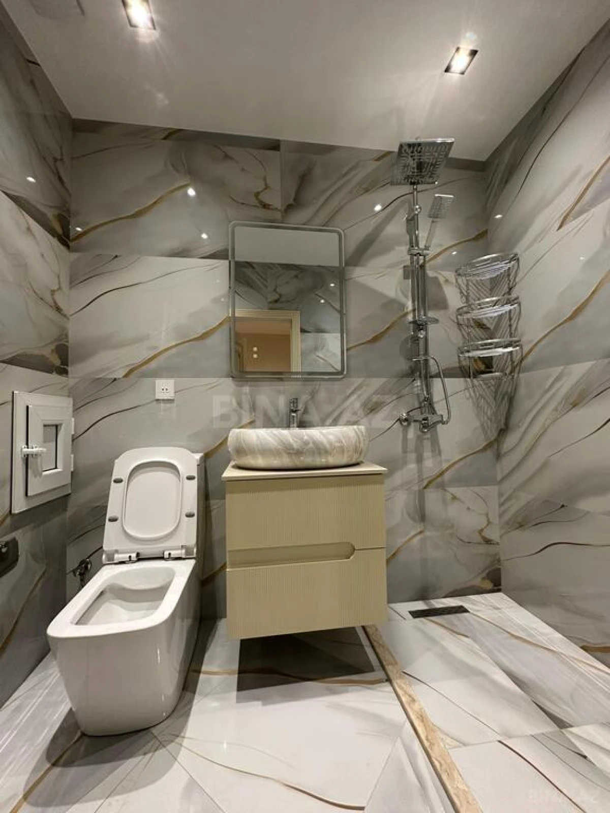 Satılır 4 otaqlı mənzil 140 m²