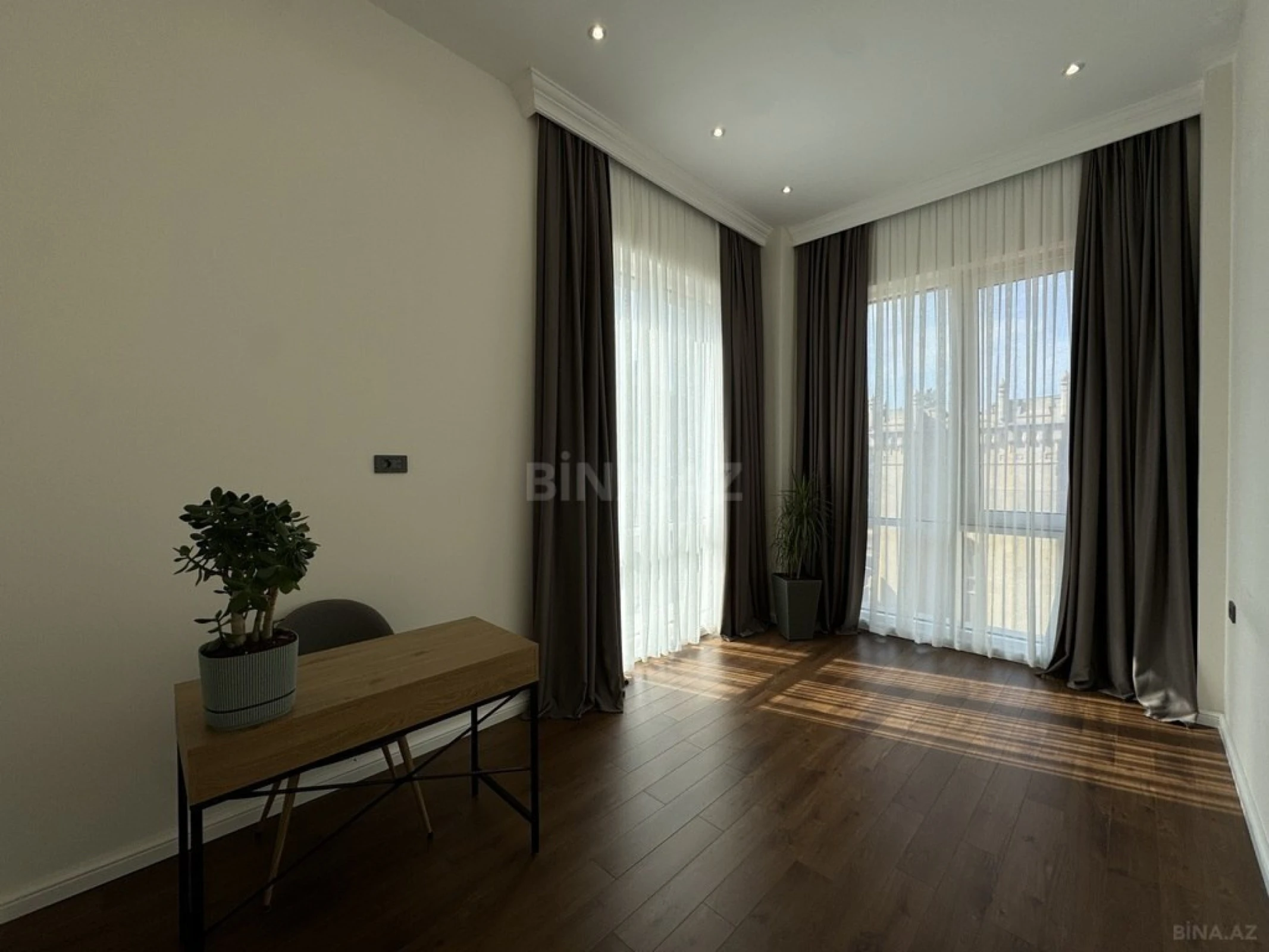 Kirayə verilir 4 otaqlı mənzil 153 m²