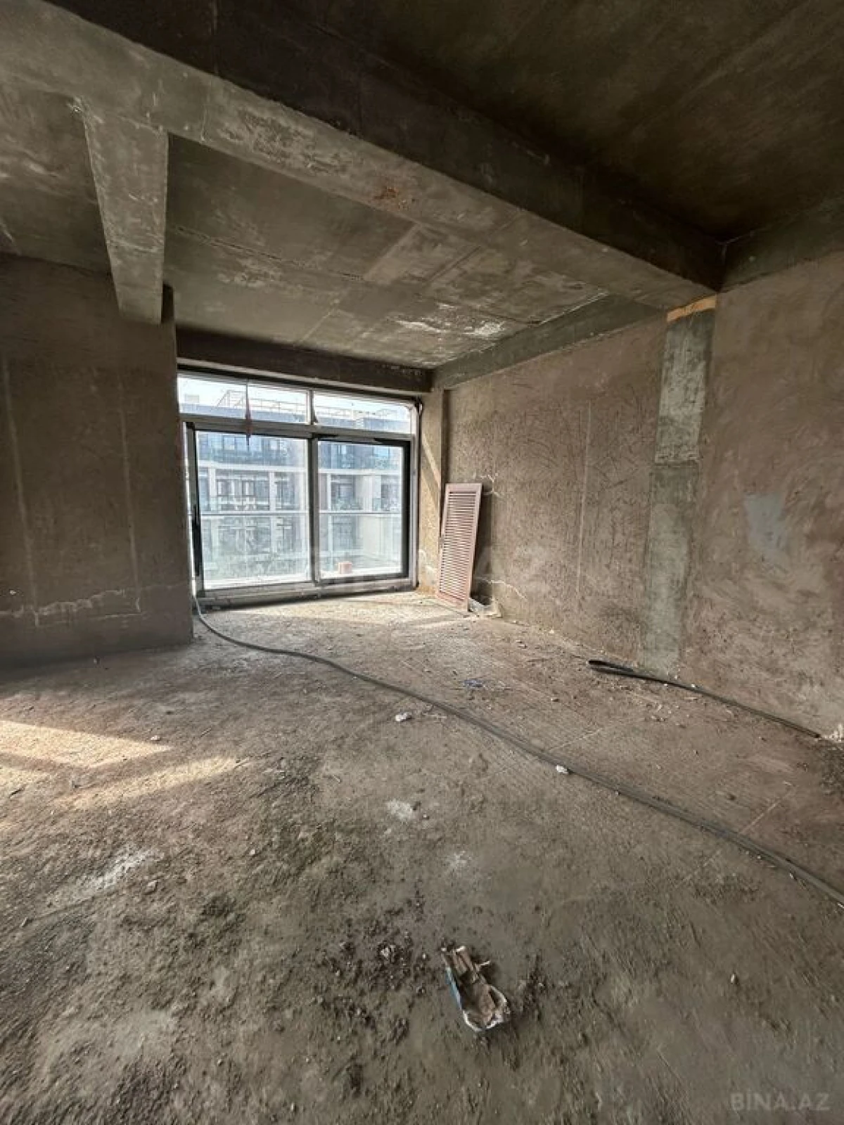 Satılır 3 otaqlı mənzil 133.4 m²