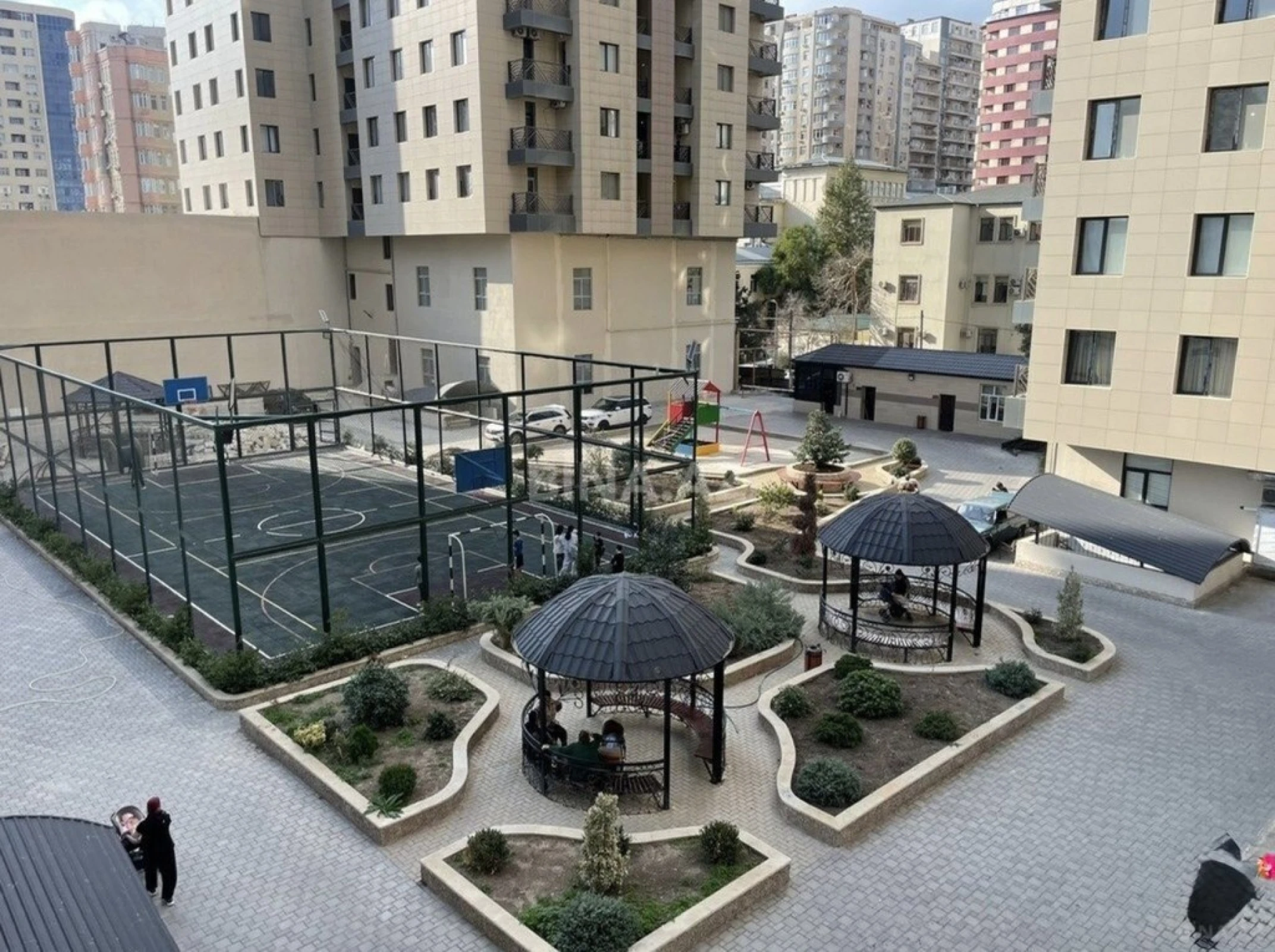 Satılır 4 otaqlı mənzil 194 m²