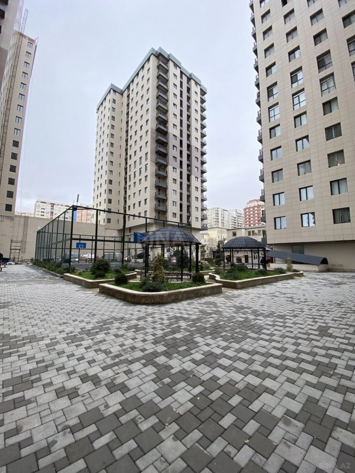 Satılır 4 otaqlı mənzil 194 m²
