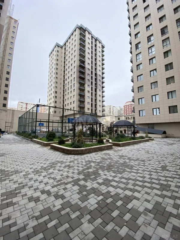Satılır 4 otaqlı mənzil 194 m²