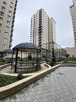 Satılır 4 otaqlı mənzil 194 m²