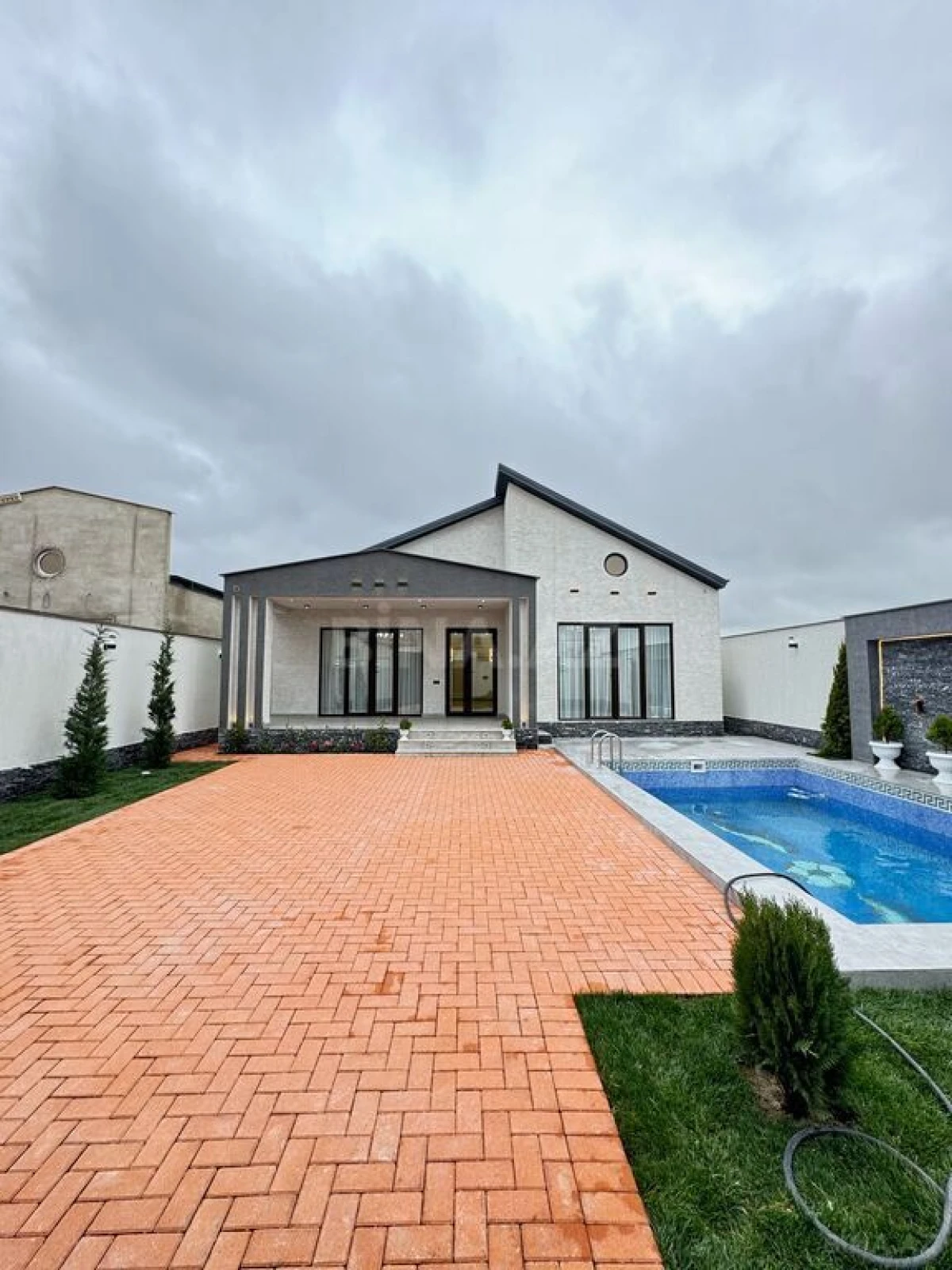 Satılır 4 otaqlı həyət evi 160 m²