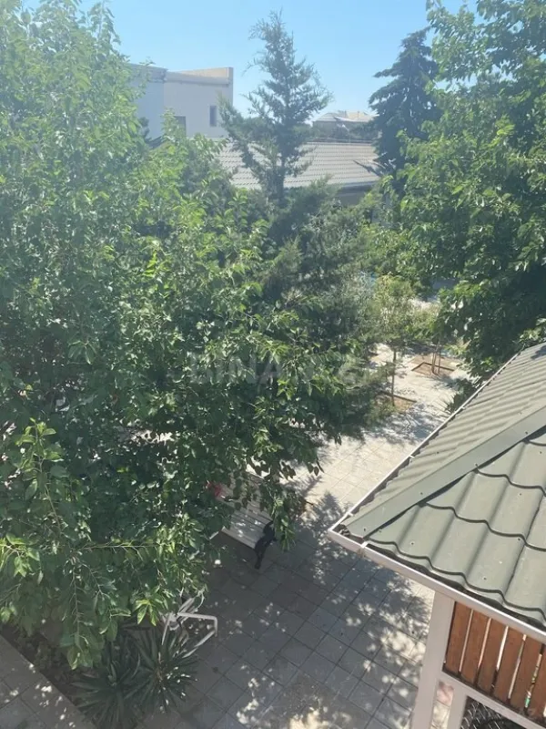 Satılır 8 otaqlı həyət evi 300 m²