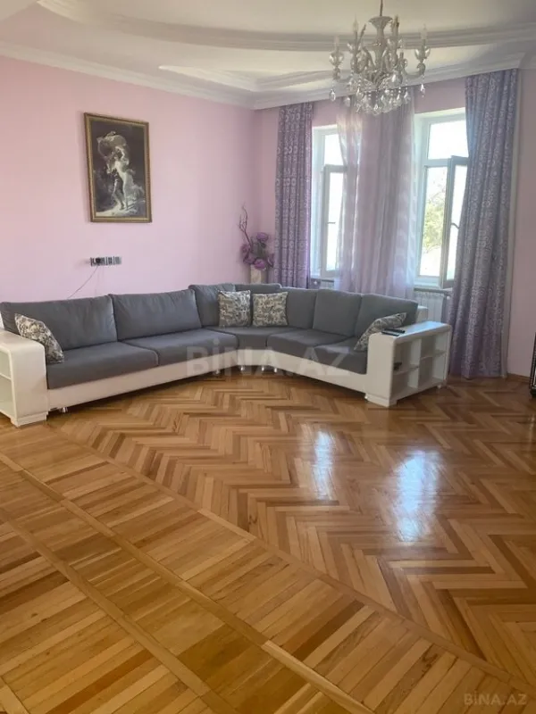 Satılır 8 otaqlı həyət evi 300 m²