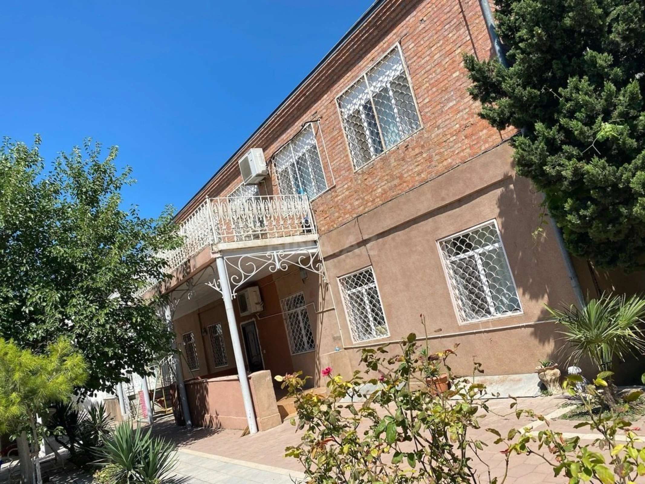 Satılır 8 otaqlı həyət evi 300 m²