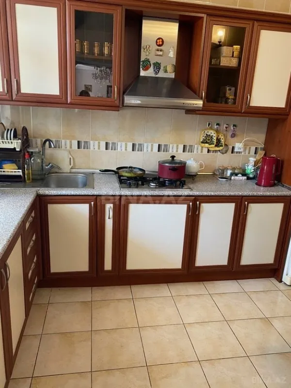 Satılır 8 otaqlı həyət evi 300 m²