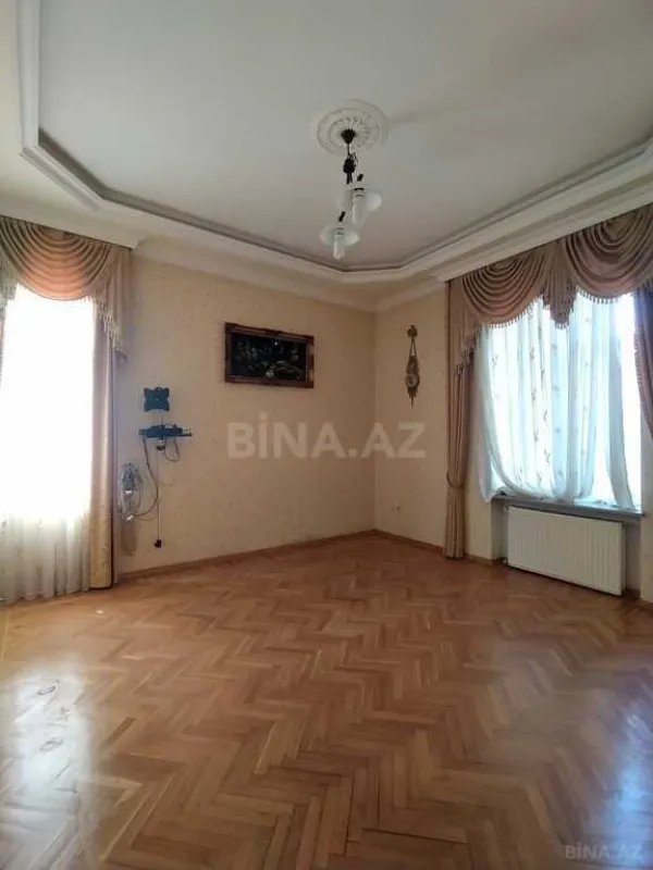 Satılır 8 otaqlı həyət evi 650 m²