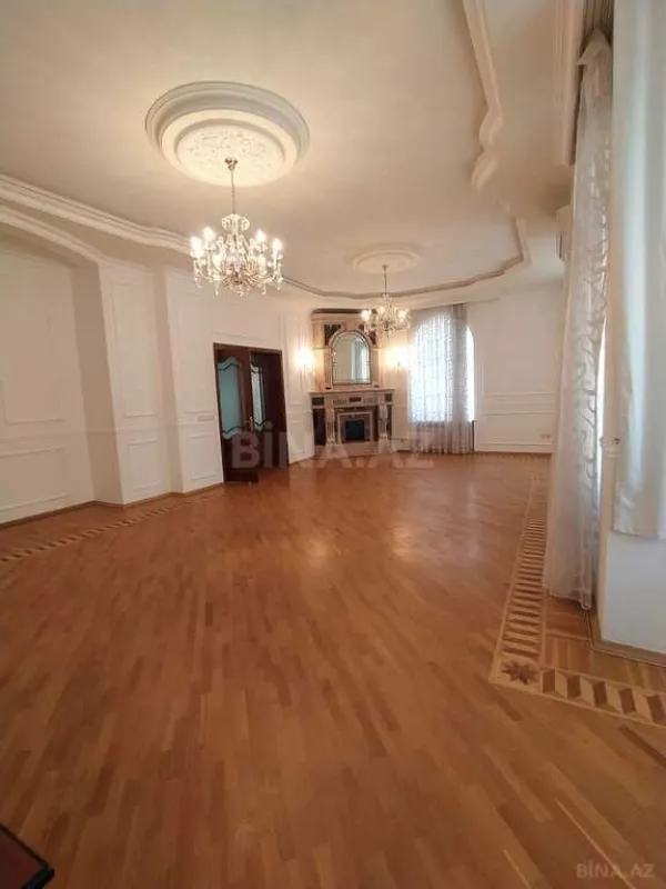 Satılır 8 otaqlı həyət evi 650 m²