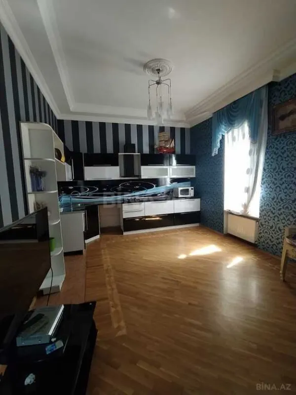 Satılır 8 otaqlı həyət evi 650 m²