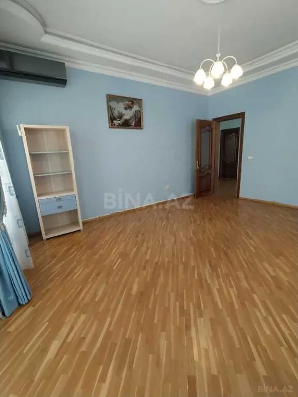 Satılır 8 otaqlı həyət evi 650 m²
