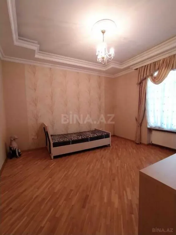 Satılır 8 otaqlı həyət evi 650 m²