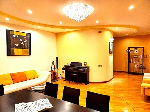 Satılır 4 otaqlı mənzil 148 m²