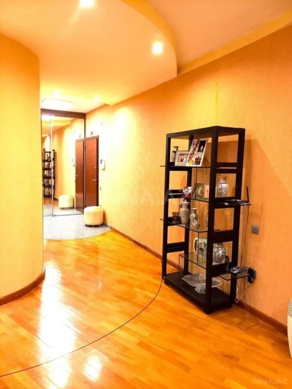 Satılır 4 otaqlı mənzil 148 m²