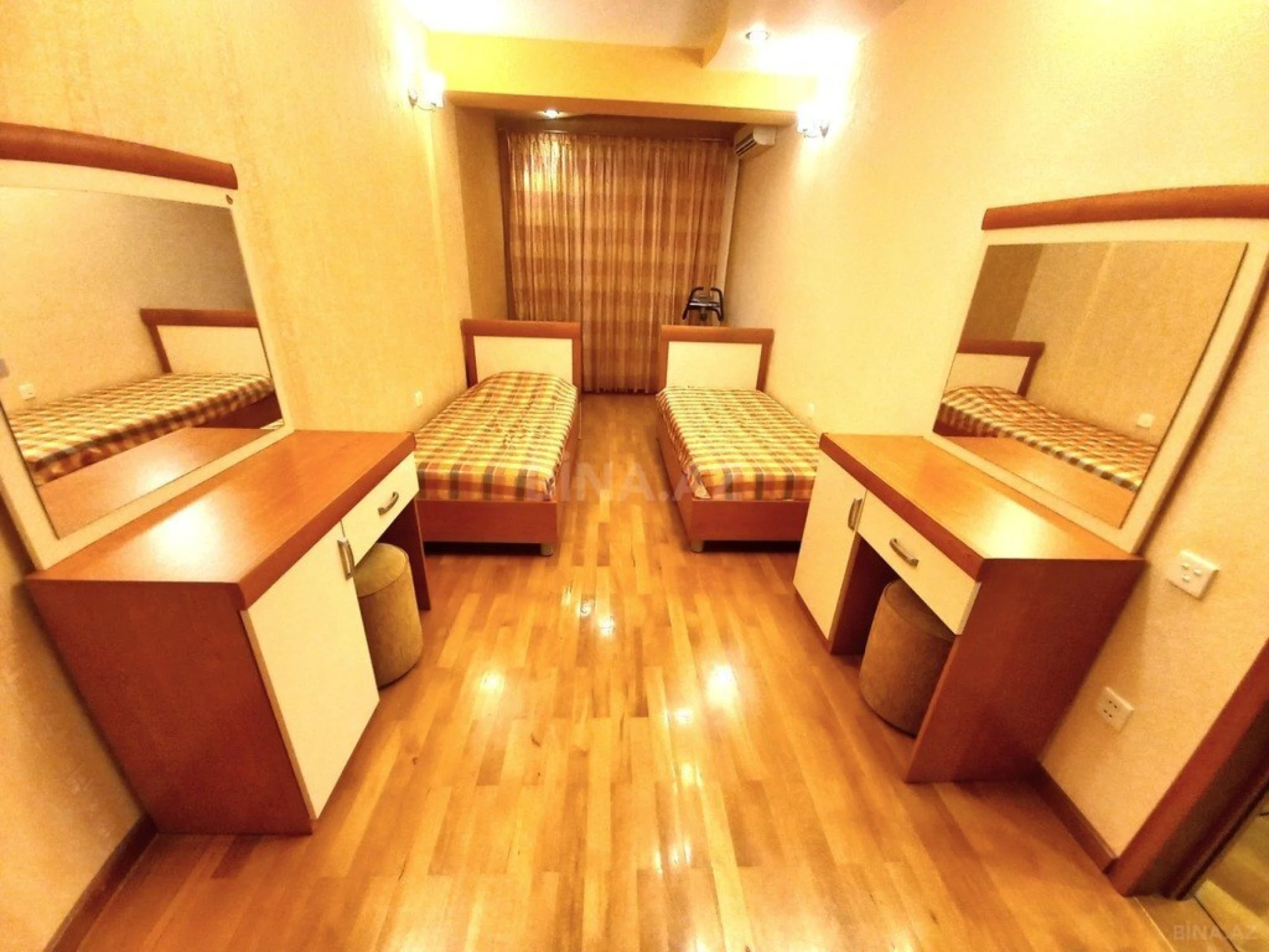 Satılır 4 otaqlı mənzil 148 m²