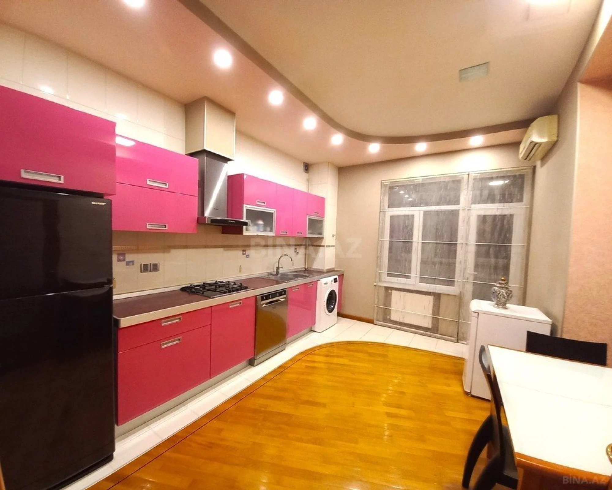 Satılır 4 otaqlı mənzil 148 m²