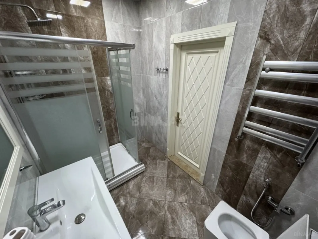 Satılır 4 otaqlı mənzil 181 m²