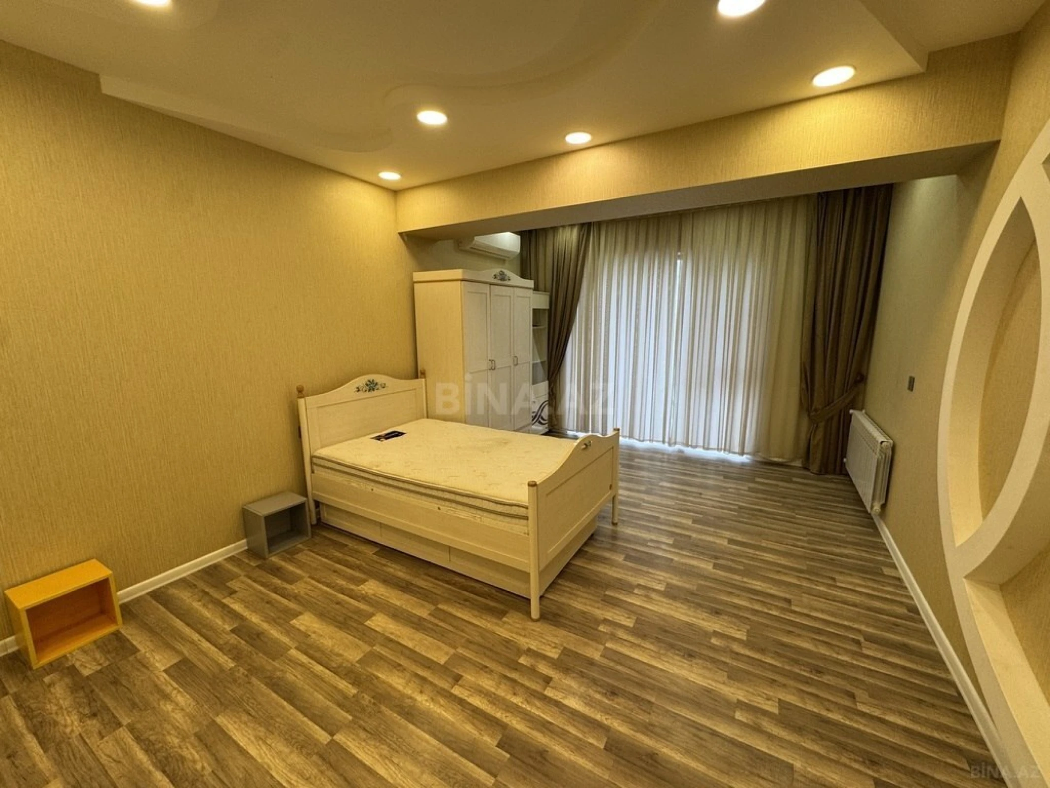 Satılır 4 otaqlı mənzil 181 m²